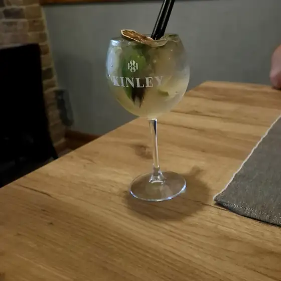 Drink przy drewnianym stole